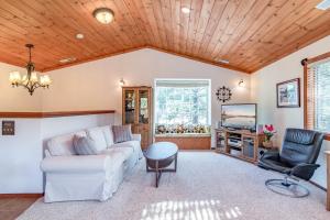 a living room with a couch and a tv at Northwoods Paradise in Truckee