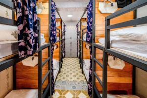 Postel nebo postele na pokoji v ubytování 樂客背包旅棧 Local Backpacker Hostel