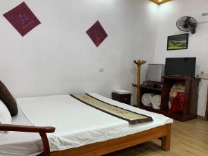 1 dormitorio con 1 cama y TV. en Ngan Nga Bac Ha Hotel en Bắc Hà