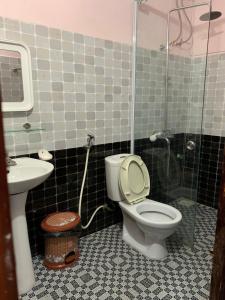 uma casa de banho com um WC e um lavatório em Ngan Nga Bac Ha Hotel em Bac Hà