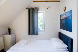 a bedroom with a bed and a window at Willa Bryza Rewa in Rewa