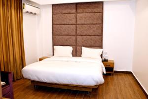 Llit o llits en una habitació de MY Heritage Resort - Best Resort in Kannauj
