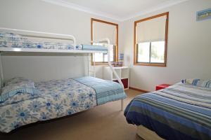 Un dormitorio con dos literas y una ventana. en Perfect family holiday, en Berrara