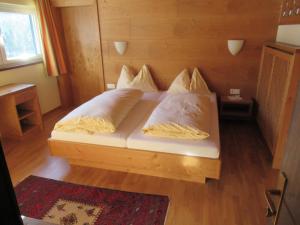 Postel nebo postele na pokoji v ubytování Steinerhaus Berggasthof