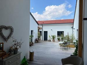 Le patio d'Oscar في Failly: فناء مفتوح مع شرفة مع كراسي وطاولات