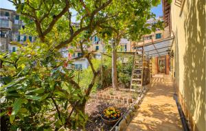 un jardin avec un arbre et un trottoir dans l'établissement Amazing Home In Ventimiglia With Kitchen, à Vintimille
