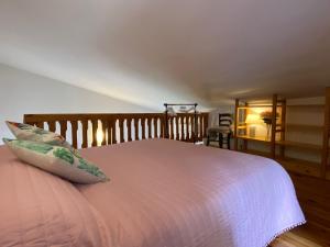 Tempat tidur dalam kamar di Pleasant holiday home in Marone with balcony terrace