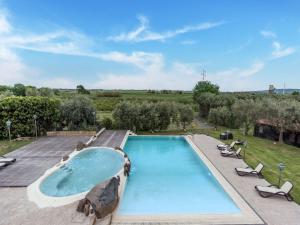 アニョーネ・バーニにあるHoliday Home in Carlentini with Swimming Pool Garden Terraceの大型スイミングプール(パティオ、スイミングプールバイザー付)