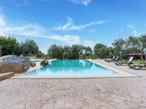 A piscina localizada em Charming Holiday Home in Carlentini with Pool Tennis Court ou nos arredores