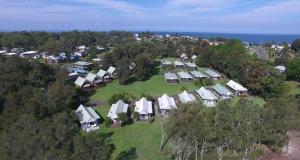 eine Luftansicht einer Gruppe von Häusern in der Unterkunft Nannys Beach House in Berrara
