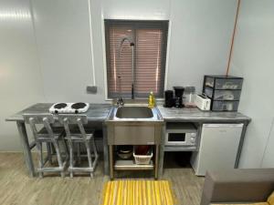 Kuchyň nebo kuchyňský kout v ubytování BEE LOCAL LABHOUSE + 2 fotografie