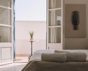 a bedroom with a bed and a window at Perseas in Naousa