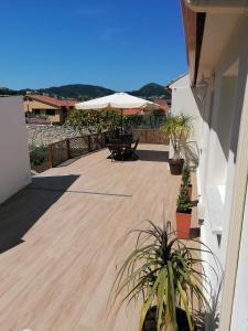 a patio with a table and an umbrella at A Casa dos Retales in Cangas de Morrazo