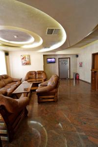 索非亞的住宿－Hotel Rai，一间设有皮椅和桌子的等候室