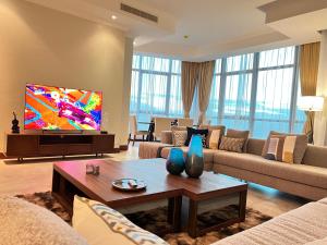 - un salon avec un canapé et une télévision dans l'établissement Fairview Luxury Apartments, à Dar es Salaam