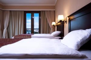 Habitación de hotel con 2 camas y ventana en Hotel Monec, en Ankara