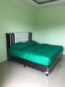Postel nebo postele na pokoji v ubytování Shaima Homestay Syari'ah