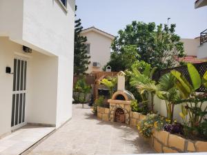 En have udenfor Villa - Sleeps 6 free parking & heated pool