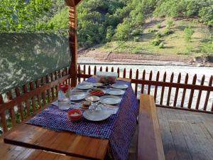 a table with plates of food sitting on a porch at Kapuzbaşı Şelaleleri Uçar pansiyon in Büyükçakır +52 photos