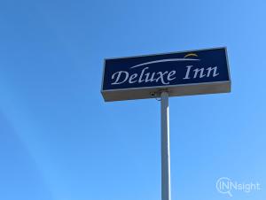 um sinal para um sinal de negociante Tim em Deluxe Inn em South San Francisco