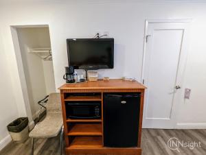 TV a/nebo společenská místnost v ubytování Deluxe Inn