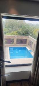 Blick auf den Pool durch ein Fenster in der Unterkunft Fortune District Centre, Ghaziabad - Member ITC's Hotel Group in Ghaziabad