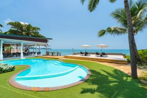an image of a swimming pool next to the beach at 4U Resort Samui in Lamai