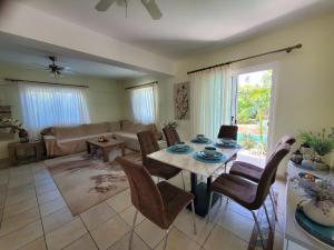 Et opholdsområde på Villa - Sleeps 6 free parking & heated pool