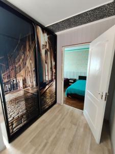 Pokój z łóżkiem i obrazkami na ścianie w obiekcie Гагарина 9 w mieście Kropywnycki
