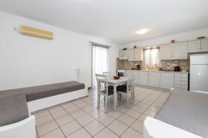 Η κουζίνα ή μικρή κουζίνα στο Litsa Rooms +46 φωτογραφίες