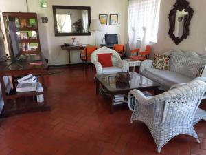 - un salon avec un canapé, des chaises et une table dans l'établissement Casa Joaquin BnB, à Manille