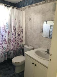 Et badeværelse på Villa - Sleeps 6 free parking & heated pool