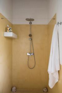 uma casa de banho com uma cabeça de chuveiro em Villa Adelphia, luxury villa in Alonnisos em Isómata