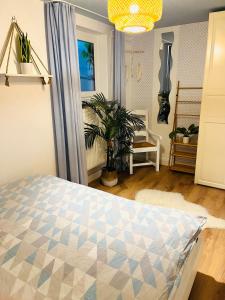 um quarto com uma cama e um vaso de plantas em Extravagantes Apartment em Potsdam