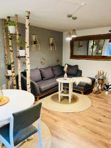 ein Wohnzimmer mit einem Sofa und einem Tisch in der Unterkunft Extravagantes Apartment in Potsdam