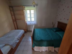 ein kleines Schlafzimmer mit einem Bett und einem Fenster in der Unterkunft Le domaine du bengal à 2 pas de BEAUVAL in Veuil