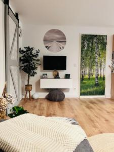 Habitación blanca con TV y cama en Extravagantes Apartment, en Potsdam