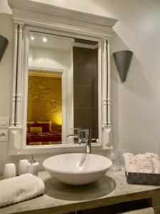謝爾河畔聖喬治的住宿－Le moulin du Mesnil，浴室设有白色水槽和镜子