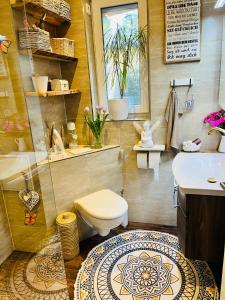 Extravagantes Apartment في بوتسدام: حمام مع مرحاض ومغسلة
