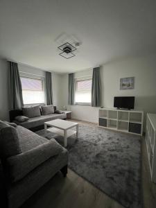 uma sala de estar com um sofá e uma televisão em Ferienhaus-Ost em Giessen