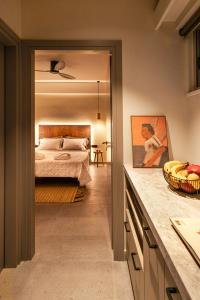 レティムノ・タウンにあるSII City Luxury Suitesのベッドルーム1室(ベッド1台付)、キッチン(カウンター付)
