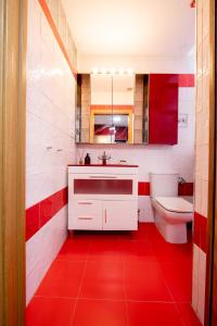 ein rotes Badezimmer mit einem Waschbecken und einem WC in der Unterkunft ALBAICIN GLORIA DREAMS. A LOS PIES DE LA ALHAMBRA in Granada