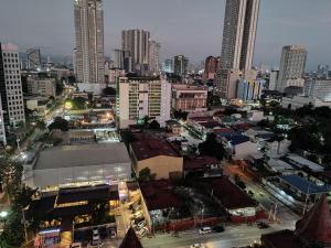 vistas a una ciudad por la noche con edificios altos en Platinum @Mplace, en Manila