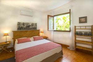Ένα ή περισσότερα κρεβάτια σε δωμάτιο στο Villa de charme proche plage et lagon +9 φωτογραφίες