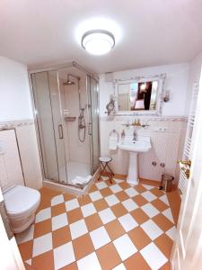 Bathroom sa Boutiquehotel Villa Rosenhof