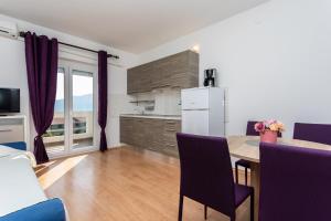 Kuchyň nebo kuchyňský kout v ubytování Apartmani Velnic 2