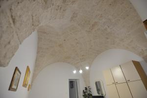 a room with a stone ceiling and an archway at B&B CASAVACANZE CHIESA MADRE in Carovigno