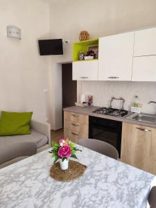 Kuchyň nebo kuchyňský kout v ubytování La maison del porto