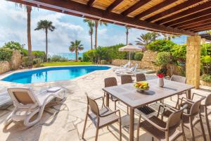 Bazén v ubytování Resitour - Apollo Beach Villa 37 nebo v jeho okolí
