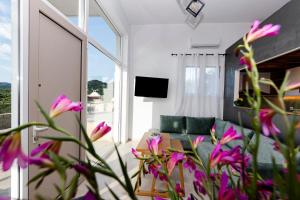 Televízia a/alebo spoločenská miestnosť v ubytovaní Rikanthos Stone Sea View Apartment Ι